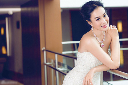 "Mỹ nữ gốc Việt đẹp nhất Châu Á" 50 tuổi vẫn mảnh mai, hấp dẫn khiến gái trẻ phải ghen tị: Bí quyết đến từ một nguyên tắc cực hay khi ăn tối