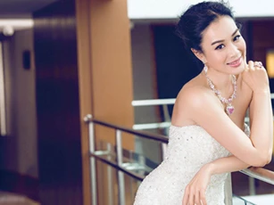 "Mỹ nữ gốc Việt đẹp nhất Châu Á" 50 tuổi vẫn mảnh mai, hấp dẫn khiến gái trẻ phải ghen tị: Bí quyết đến từ một nguyên tắc cực hay khi ăn tối