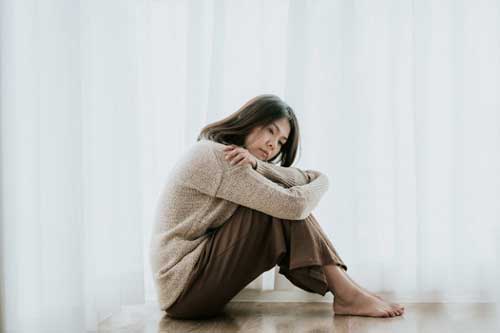 Vừa bước vào phòng tân hôn, tôi đã nghe tiếng gầm gừ trong tủ quần áo, đến khi mở cửa tủ, tôi giận chồng tím mặt