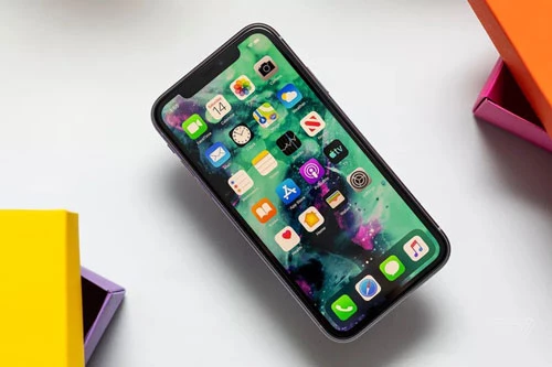 Apple phải dùng pin giá rẻ để bù đắp chi phí trang bị 5G cho iPhone 12. Ảnh: The Verge.