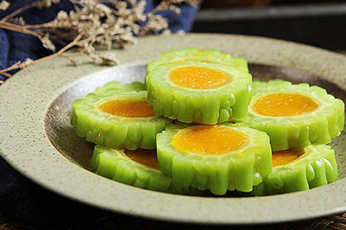 Biến tấu tuyệt vời với món mướp đắng nhồi bí đỏ