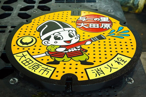 Nhật Bản "thay áo mới" đẹp như tranh cho 12.000 chiếc nắp cống