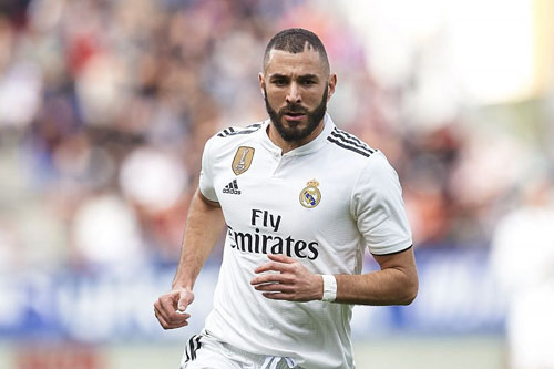 Tiền đạo cắm: Karim Benzema (Real Madrid - Chi phí giải phóng hợp đồng: 1 tỷ euro). Tiền đạo cắm: Karim Benzema (Real Madrid - Chi phí giải phóng hợp đồng: 1 tỷ euro).