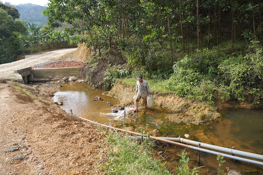 Vào mùa khô hạn, nhiều nơi ở vùng đất khát miền Trung, người dân phải đi lấy nước từ ao hồ, sông suối về để sinh hoạt.