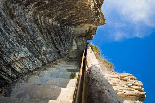 Ngưỡng mộ trước cầu thang khắc vào núi đá dựng đứng cheo leo ở Pháp