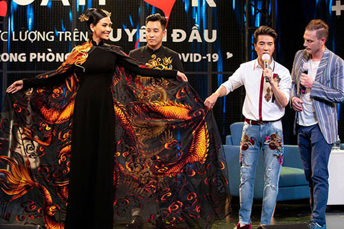 Áo dài của Trương Thị May được bán đấu giá 220 triệu đồng