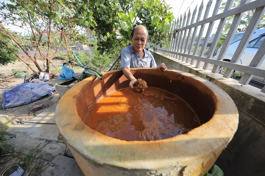 Việc đào giếng, đào ao lấy nước và lọc nước thủ công cũng không hiệu quả vì nước bị nhiễm phèn nặng, không đảm bảo vệ sinh.