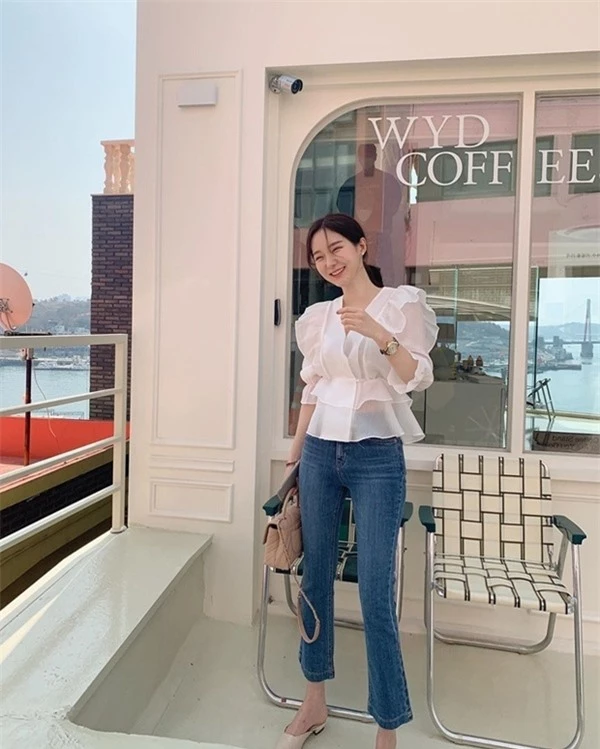 Các cô nàng yêu thích áo blouse nhấn eo bởi nó vừa thanh lịch nhưng vẫn đảm bảo độ trendy.