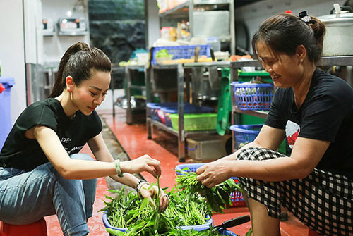 Ánh Linh về Tuyên Quang phụ gia đình bán quán ăn