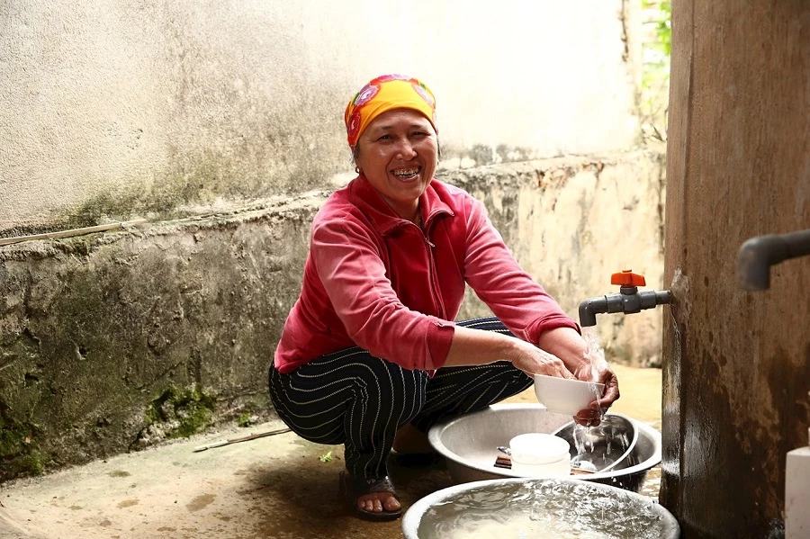 Người dân miền Trung vui mừng khi có nguồn nước sạch dồi dào, ổn định để phục vụ sinh hoạt hằng ngày.