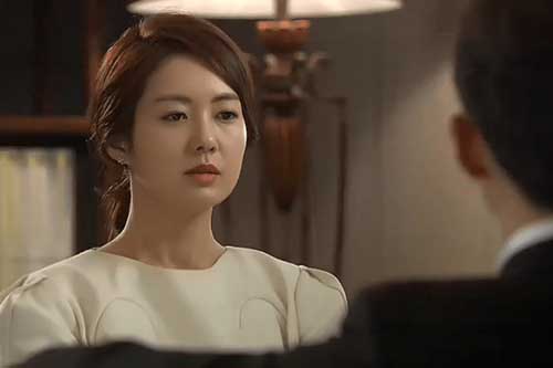 Nghe mẹ đuổi vợ ra khỏi nhà vì "không biết đẻ", 6 năm sau anh chồng "chết lặng" trước bóng dáng quen thuộc dắt tay 2 đứa trẻ