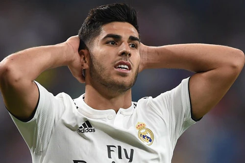 Tiền vệ trái: Marco Asensio (Real Madrid - Chi phí giải phóng hợp đồng: 700 triệu euro).