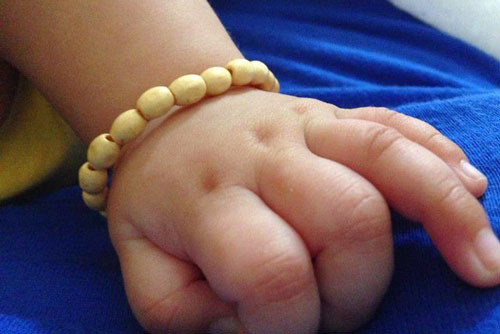 Hướng dẫn cách làm vòng dâu tằm cho bé yêu, cực đơn giản, ba mẹ nào cũng làm được