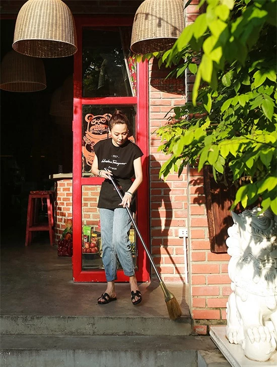 Hình ảnh Ánh Linh ăn mặc giản dị, cầm chổi quét dọn quán khác hẳn vẻ lộng lẫy khi cô lên sân khấu ca nhạc.