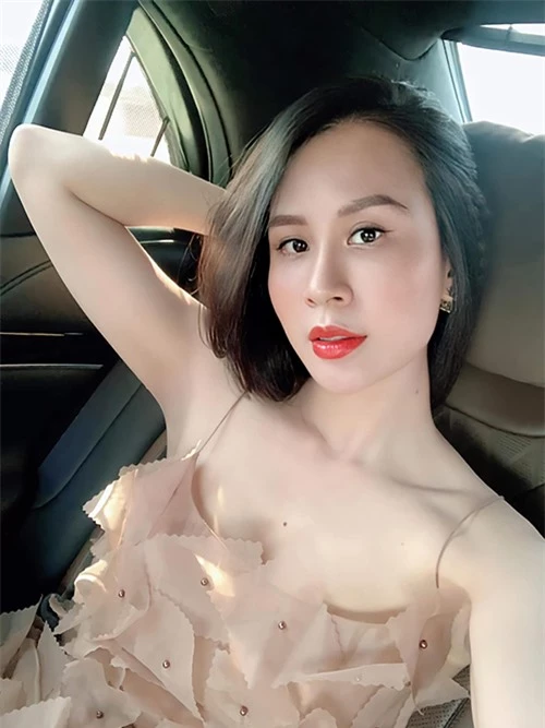 Bà mẹ hai con/ Ngọc Hương như trở về hình ảnh hot girl với trang phục gợi cảm, gương mặt được trang điểm kỹ lưỡng khi dự tiệc do bạn bè tổ chức.