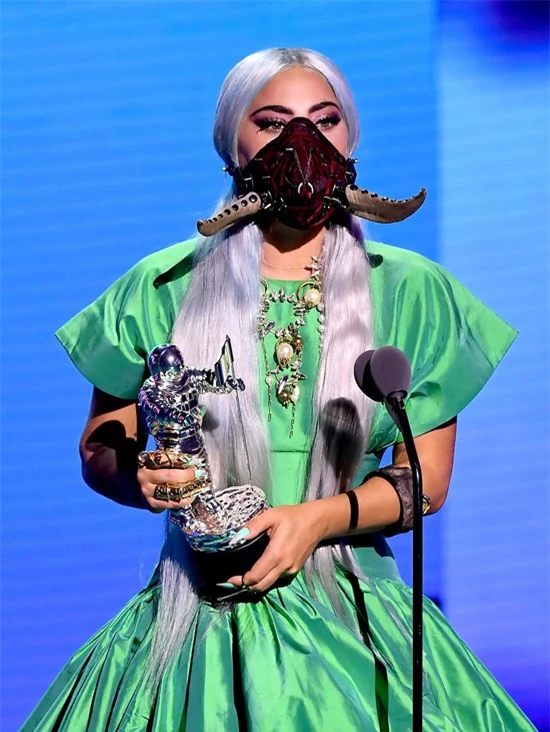 Bà mẹ quái vật mặc bộ đầm xanh lên nhận giải Ca khúc của năm với bài Rain On Me. Lần này, Gaga đeo mặt nạ màu nâu như chiếc sừng trâu.