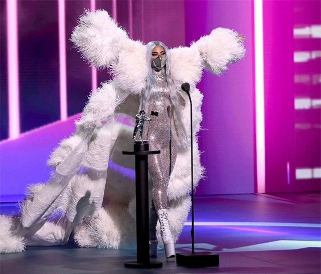 Cuối lễ trao giải, nữ ca sĩ lại được xướng tên là Nghệ sĩ của năm. Gaga lộng lẫy bước lên sân khấu như nữ hoàng trong bộ cánh lông vũ lớn. Cô đeo khẩu trang màu bạc ton sur ton với bộ body suit. Giọng ca Born This Way là ngôi sao giành chiến thắng lớn nhất trong đêm trao giải năm nay. Trước đó, cô cũng là người được đề cử nhiều nhất ở 9 hạng mục.