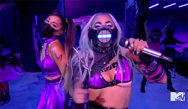 Lady Gaga đeo chiếc mặt nạ khác trình diễn trong đêm trao giải. Cô và Ariana Grande song ca bài Rain On Me. Các vũ công cũng che chắn kín mặt bằng các loại khẩu trang.