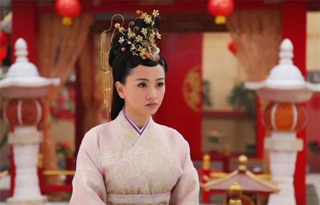 Nữ nhân "đỉnh" nhất Trung Hoa phong kiến: Cãi lời gia đình cưới tên lính gác cổng rồi sinh 4 con trai làm Đế vương và 2 con gái làm Hoàng hậu - Ảnh 2.