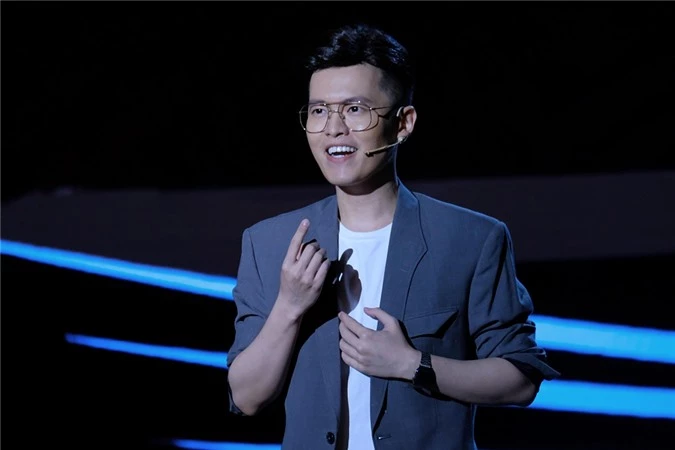 Bảo Kun vào vai MC dẫn dắt show Ống kính hậu trường - chương trình mang đến nhiều góc nhìn mới mẻ về những nghệ sĩ, người nổi tiếng.
