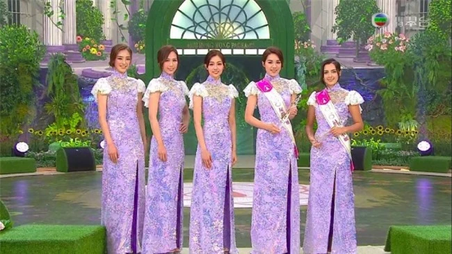 Các cô gái trong trang phục truyền thống cách điệu. Trang phục của nhà đài năm nay cũng bị chê lòe loẹt, quê mùa. Cuộc thi Hoa hậu Hong Kong do đài TVB tổ chức, bắt đầu từ năm 1973 và luôn được dư luận Hong Kong quan tâm. Những năm gần đây, nhan sắc của các cô gái tham gia cuộc thi nhận nhiều xì xào, bàn tán. Không ít ý kiến cho rằng chuẩn nhan sắc của Miss Hong Kong ngày càng tệ.