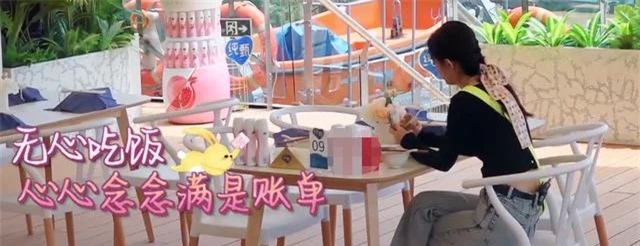 Triệu Lệ Dĩnh lại bị soi loạt thói quen mất vệ sinh khi ăn uống, hành động vô duyên khiến netizen thở dài ngao ngán - Ảnh 3.