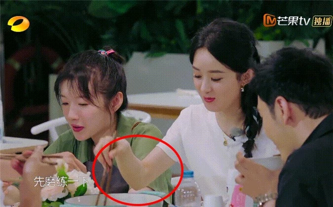 Triệu Lệ Dĩnh lại bị soi loạt thói quen mất vệ sinh khi ăn uống, hành động vô duyên khiến netizen thở dài ngao ngán - Ảnh 8.