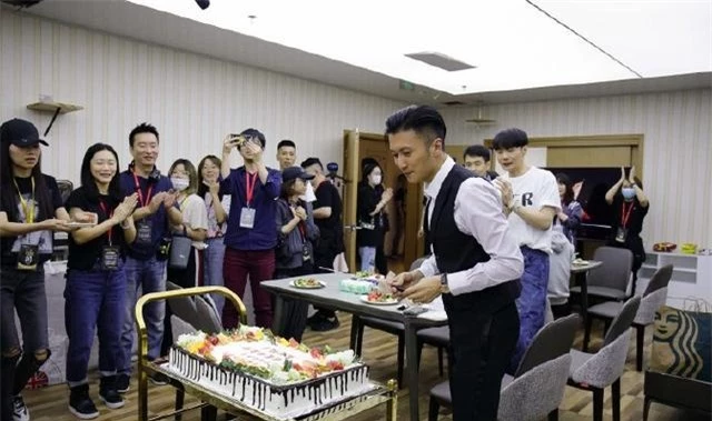 Tạ Đình Phong mừng sinh nhật tuổi 40.