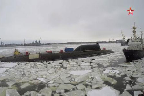 Tàu ngầm Nga phá 1,5 m băng để phóng tên lửa