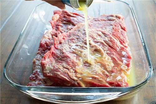 Con dâu đổ bia vào thịt bò mẹ chồng “giận tím người”, nhưng để tới hôm sau thì cả nhà lại tấm tắc khen