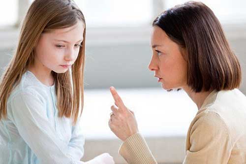 Những câu nói “xát muối” vào tâm hồn trẻ nhỏ, nhiều cha mẹ rất hay sử dụng khiến bé tổn thương sâu sắc