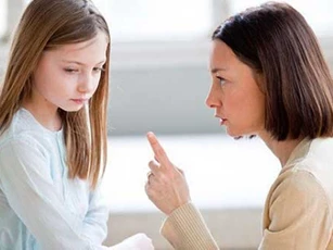 Những câu nói “xát muối” vào tâm hồn trẻ nhỏ, nhiều cha mẹ rất hay sử dụng khiến bé tổn thương sâu sắc