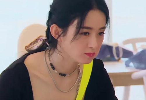 Triệu Lệ Dĩnh lại bị soi loạt thói quen mất vệ sinh khi ăn uống, hành động vô duyên khiến netizen 'thở dài ngao ngán'