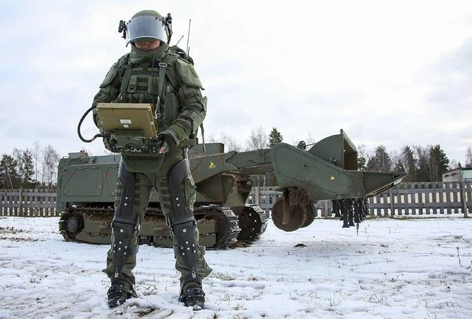 Một binh sỹ Nga mang bộ giáp hỗ trợ để điều khiển robot phá mìn Uran-6