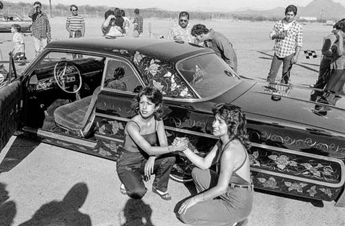 Hai cô gái đang tạo dáng chụp hình phía trước một chiếc xe vừa đoạt giải thưởng tại một cuộc thi trang trí xe ở ngoại ô Phoenix năm 1979. Phoenix là thành phố lớn nhất cũng là thủ phủ của tiểu bang Arizona.