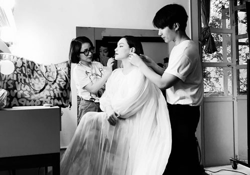 Hồ Ngọc Hà 'vác' bụng bầu, mặc váy thùng thình trong hậu trường chụp ảnh