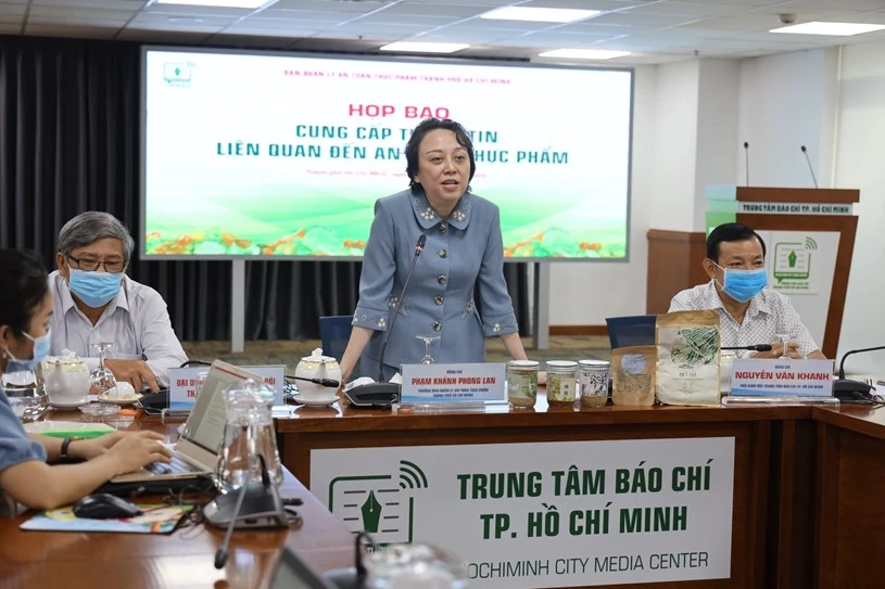 Trưởng Ban Quản lý An toàn Thực phẩm (ATTP) Phạm Khánh Phong Lan chủ trì họp báo. (Ảnh KM)