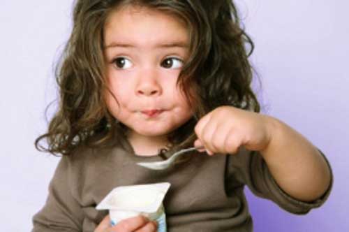 Trẻ mấy tháng tuổi được ăn sữa chua? Nhiều mẹ chưa biết câu trả lời chính xác