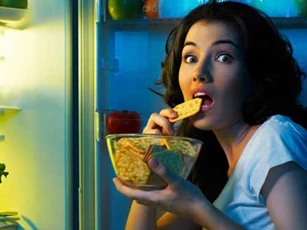 Ăn tối theo cách này tưởng tốt cho sức khỏe, nhưng lại phản tác dụng, nhất là điều thứ 3