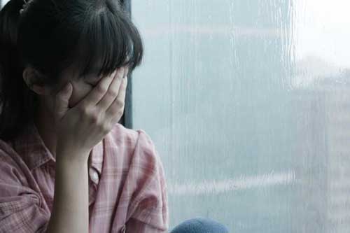 Thấy chị dâu thường lúi húi vào phòng mình, tôi lén lắp camera và rồi sững sờ