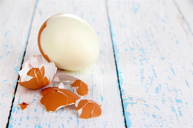 Dùng vỏ trứng oại bỏ cặn bẩn trong bình siêu tốc