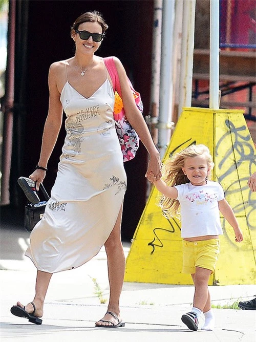 Irina Shayk dắt con gái tới một công viên ở New York ngày 30/8. Hai mẹ con mặc trang phục mát mẻ ngày hè.