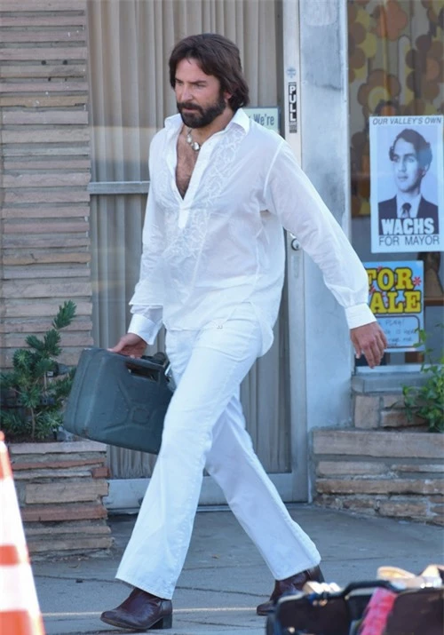 Bradley Cooper hiện bận rộn đóng phim ở California. Nam diễn viên hóa trang thành một ngôi sao thập niên 1970 trong tác phẩm điện ảnh chưa được tiết lộ tên.