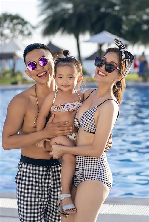 Khánh Thi và Phan Hiển đã có 10 năm gắn bó. Cặp đôi có con trai đầu lòng Kubi vào năm 2015 và con gái thứ hai Anna vào năm 2018.