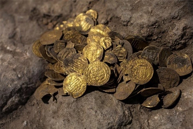Nhóm tình nguyện đào được kho báu 1.100 năm tuổi ở Israel