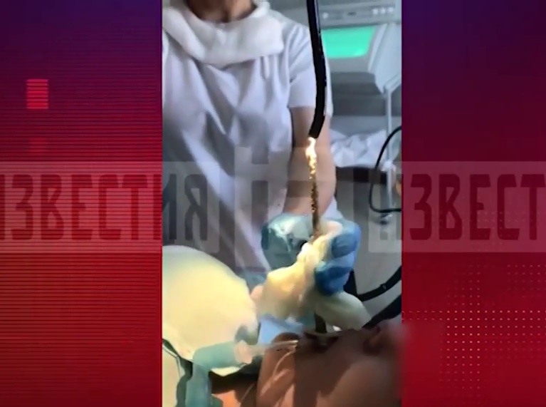 CLIP: Hãi hùng cảnh người phụ nữ bị rắn bò vào miệng khi ngủ dưới gốc cây