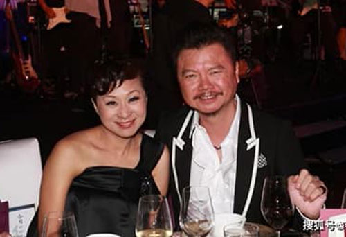 Tài tử 'Thiên long bát bộ' ly hôn sau 18 năm chung sống dù từng hiến một bên gan để cứu vợ