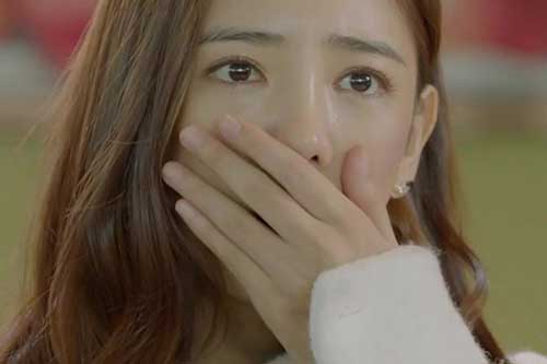 Nh&#xEC;n th&#x1EA5;y ch&#x1ECB; d&#xE2;u t&#x1B0;&#x1A1;ng lai c&#x1EB7;p k&#xE8; v&#x1EDB;i ng&#x1B0;&#x1EDD;i kh&#xE1;c, t&#xF4;i t&#x1EE9;c gi&#x1EAD;n &#x111;&#x1ED5; hai ly c&#xE0; ph&#xEA; l&#xEA;n &#x111;&#x1EA7;u h&#x1ECD;, &#x111;&#x1EC3; r&#x1ED3;i sau &#x111;&#xF3; t&#xF4;i ph&#x1EA3;i b&#x1ECF; tr&#x1ED1;n kh&#x1ECF;i nh&#xE0;