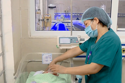 Bé trai bị bỏ rơi ở khe tường có đủ sức khỏe xuất viện