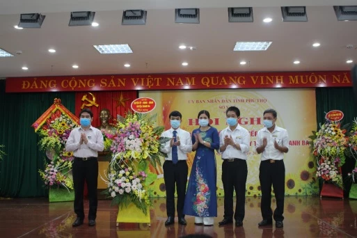 Ông Nguyễn Văn Đức, Tỉnh ủy viên, Bí thư huyện ủy tặng hoa chúc mừng TTYT Thanh Ba